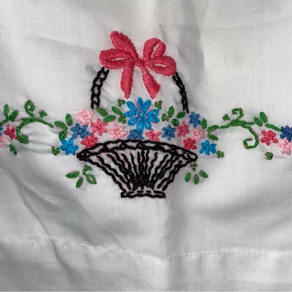 VINTAGE PILLOW CASE Hand EMBROIDERED Flower Basket Beautiful Made In USA - Picture 1 of 3